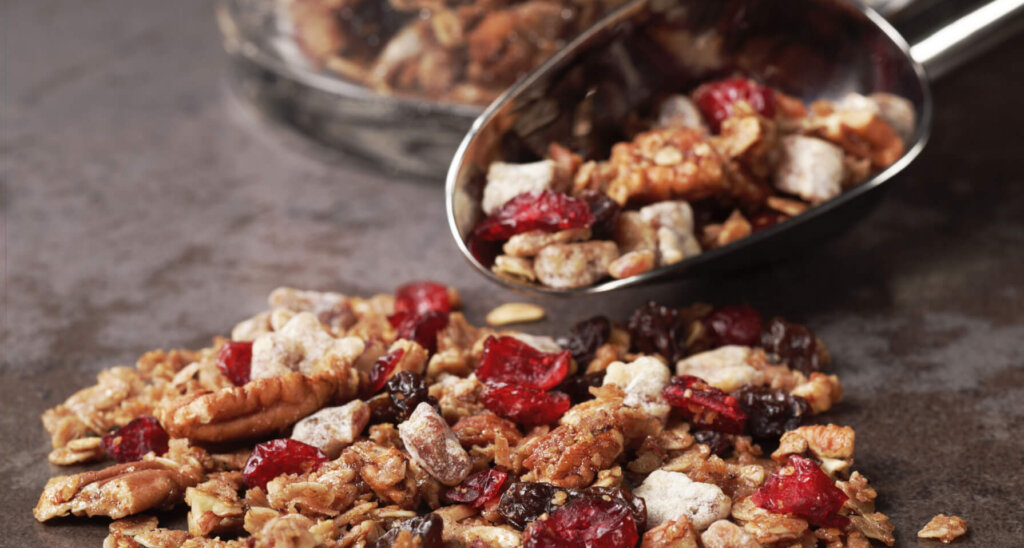 vanilla and dried fruit granola mix